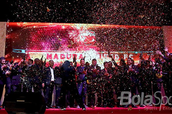 Pemain dan ofisial Madura United merayakan acara launching Madura United dan Anniversary yang ke-3 sekaligus perkenalan jersey dan pemain baru untuk musim 2018 yang berlangsung di Ballroom Shangrila Hotel Surabaya, Jawa Timur, Rabu (10/01/2017) malam.