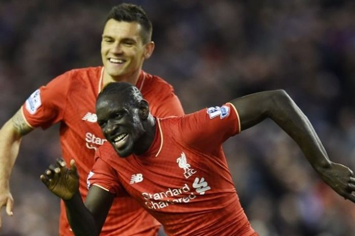 Bek tengah Liverpool, Mamadou Sakho (kanan), merayakan gol yang dia cetak ke gawang Everton dalam laga Premier League di Anfield, Liverpool, Inggris, 20 April 2016.