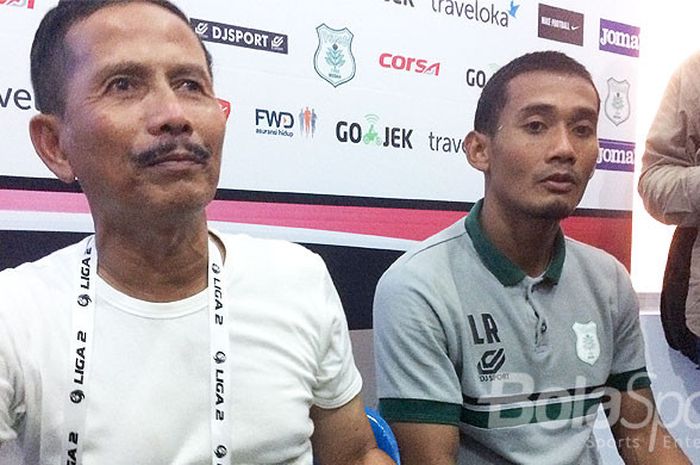 Pelatih PSMS, Djajang Nurdjaman, didampingi gelandang Legimin Rahardjo.