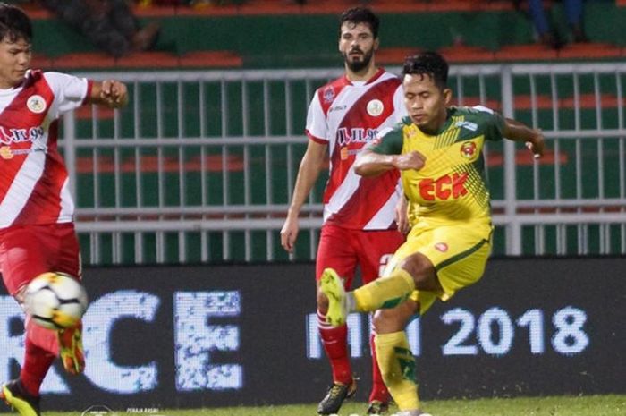 Bek Kuala Lumpur FA, Achmad Jufriyanto (kiri) yang coba menghadang bola sepakan winger Kedah FA, And