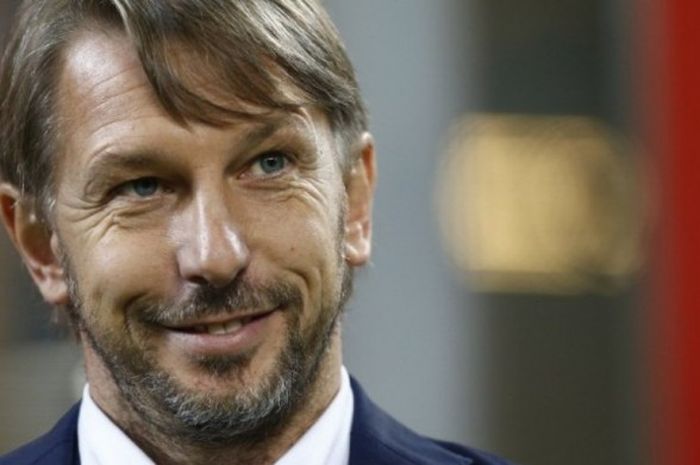 Pelatih sementara Inter Milan, Stefano Vecchi, saat memimpin timnya menjamu Crotone dalam laga Serie A di Stadion Giuseppe Meazza, Milan, 6 November 2016.