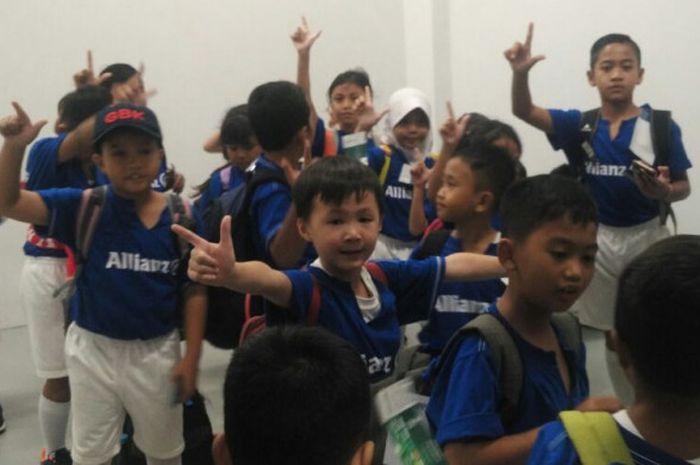 Anak-anak pendamping pemain di laga Persija Vs Song Lam Nghe An pada matchday keempat Piala AFC 2018 di Stadion Utama Gelora Bung Karno, Rabu (14/3/2018).