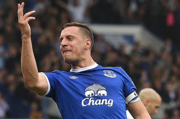 Aksi selebrasi bek Everton, Phil Jagielka, setelah menjebol gawang Leicester City di Goodison Park, Liverpool, 9 April 2017.