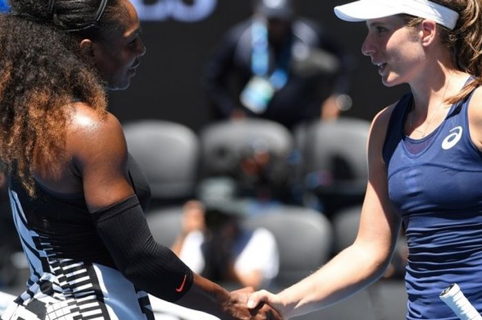 Petenis putri asal Inggris Raya, Johanna Konta (kanan), bersalaman dengan Serena Williams (Amerika Serikat) setelah menjalani laga perempat final turnamen Australia Terbuka di Melbourne, 25 Januari 2017. Konta kalah 2-6, 3-6.