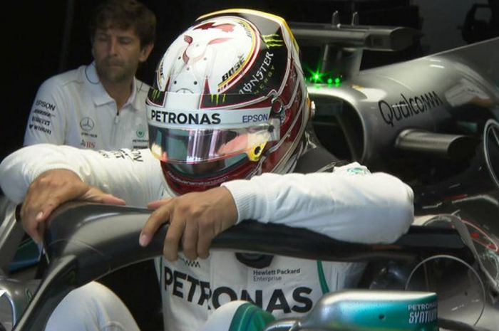  Lewis Hamilton (Mercedes) saat bersiap mengikuti sesi FP3 F1 GP Jepang 2018 yang berlangsung Sabtu (6/10/2018). 