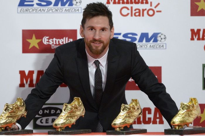 Megabintang FC Barcelona asal Argentina, Lionel Messi, berpose bersama empat Sepatu Emas miliknya dalam acara seremonial pemberian trofi Sepatu Emas Eropa 2017 di Antigua Fabrica Estrella Damm, Barcelona, Spanyol, pada 24 November 2017.