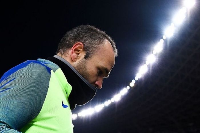 Gelandang FC Barcelona, Andres Iniesta, meninggalkan lapangan setelah melakoni pemanasan menjelang sepak mula duel Copa del Rey lawan Real Sociedad di Anoeta Stadium, San Sebastian, 19 Januari 2017.