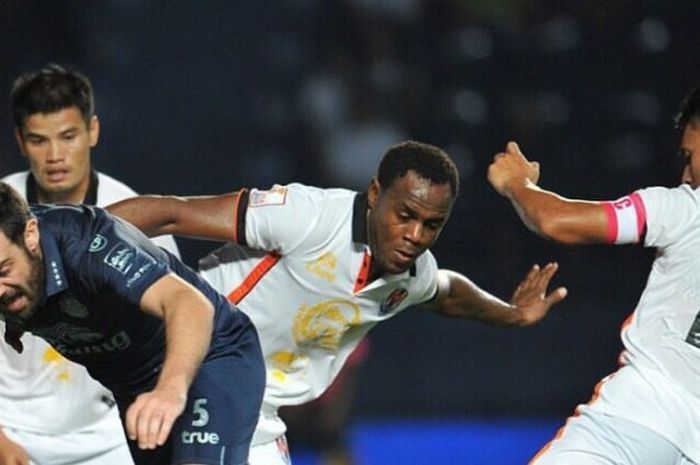 Bek naturalisasi Indonesia, Victor Igbonefo (tengah) bersama dua pemain Navy FC mencoba menghalangi pemain Buriram United, Andres Tunez, pada laga Rabu (9/3/2016).