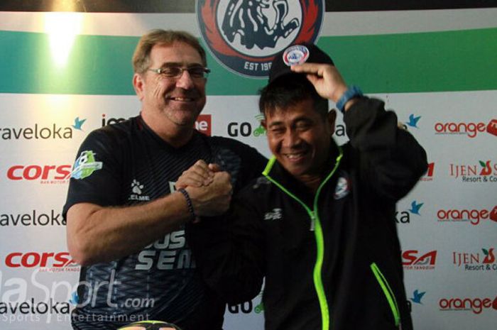  Pelatih PSM Robert Rene Albert meraih tangan Joko Susilo, mantan asistennya yang saat ini menjadi pelatih Arema FC Joko Susilo. 