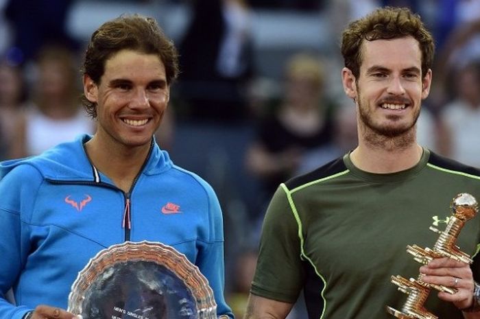  Petenis Spanyol, Rafael Nadal (kiri), dan petenis Inggris Raya, Andy Murray, berpose di atas podium pada seusai laga final Madrid Terbuka 2015 di Caja Magica, Madrid, Spanyol, 10 Mei 2015. Dalam laga itu, Murray menang 6-3, 6-2. 