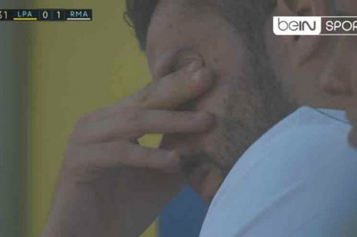 Bek Real Madrid, Nacho, mengusap air matanya saat bertanding di kandang Las Palmas, Esadio de Gran Canaria, Sabtu (31/3/2018)