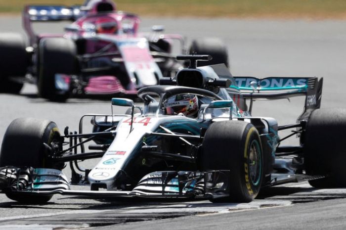 Lewis Hamilton saat tampil pada sesi latihan bebas GP Inggris di Sirkuit Silverstone, Inggris, Jumat (6/7/2018).