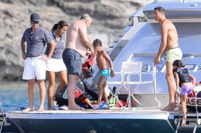 Cristiano Ronaldo berlibur di Ibiza bersama keluarganya di atas kapal pesiar mewah