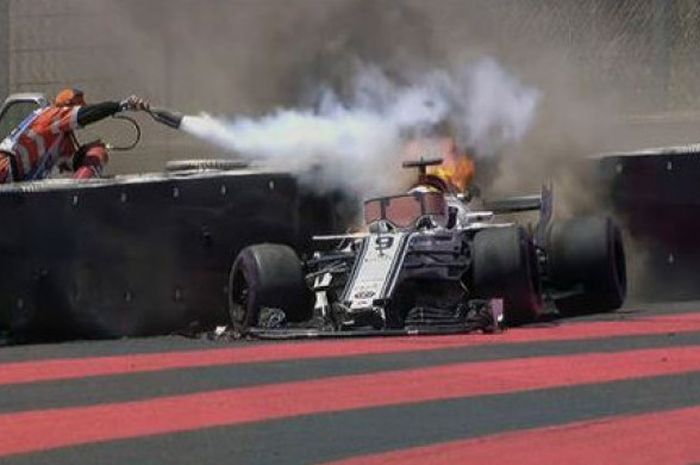 Mobil tim Sauber yang dikendarai oleh pebalap bernama Marcus Ericsson terbakar saat latihan bebas F1 GP Prancis 2018 yang digelar Jumat (22/6/2018). 