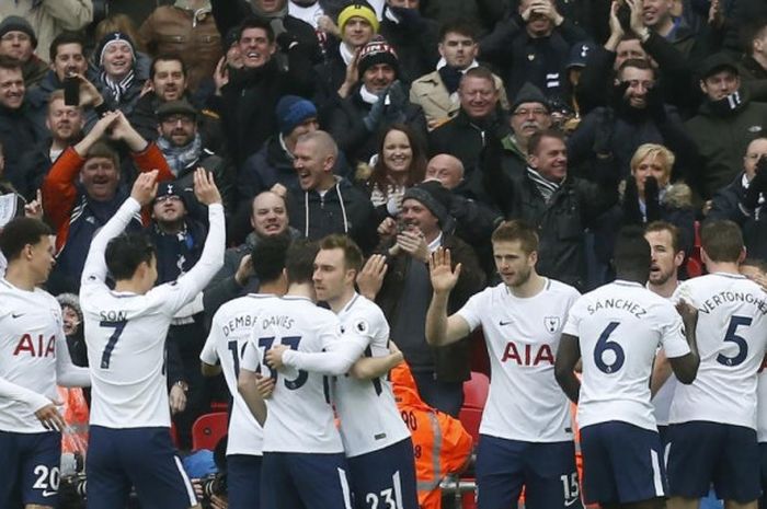   Para pemain Tottenham Hotspur merayakan gol yang dicetak Harry Kane ke gawang Arsenal dalam partai Liga Inggris di Stadion Wembley, Sabtu (10/2/2018).  