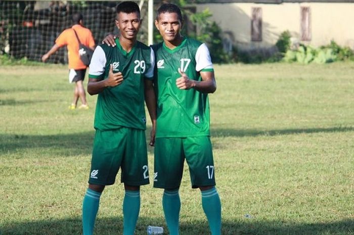 Suhandi dan Abduh Lestaluhu pada sela-sela latihan PS TNI jelang Piala Bhayangkara, Maret 2016.
