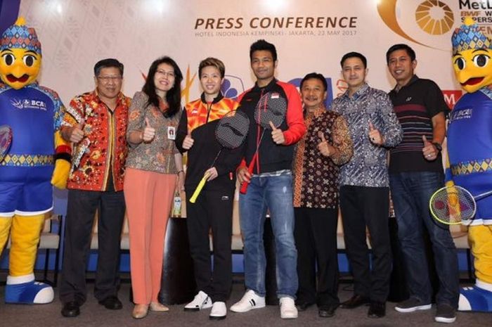 Pebulu tangkis Indonesia, Liliyana Natsir (tiga dari kiri), berpose dengan nara sumber lain pada konferensi pers BCA Indonesia Open 2017 di Hotel Indonesia, Senin (22/7/2017).