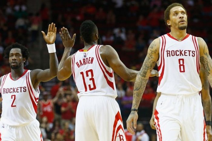 Trio Houston Rockets, Patrick Beverley (#2), James Harden (#13) dan Michael Beasley (#8) saat bertan