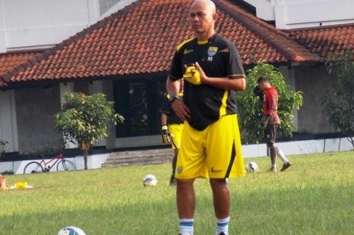Pelatih caretaker Persib, Herrie Setyawan ingin semua pemain skuat Maung Bandung dalam satu bus saat berangkat ke lokasi latihan demi kekompakan tim. 