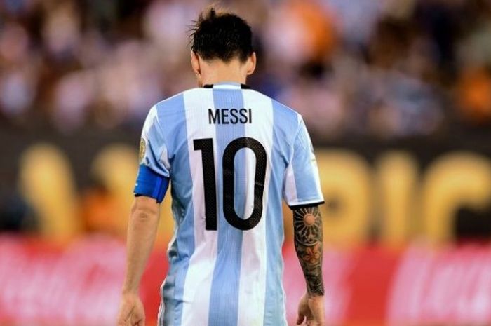 Kapten Argentina, Lionel Messi, begitu kecewa usai kalah dari Cile dalam pertandingan final Copa America Centenario di East Rutherford, New Jersey, Amerika Serikat, 26 Juni 2016.