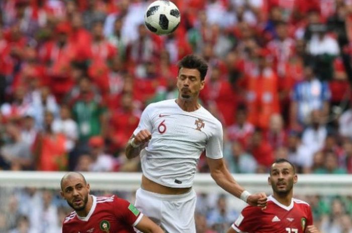 Aksi bek Portugal, Jose Fonte, dalam penyisihan grup Piala Dunia 2018 kontra Maroko di Luzhniki Stadium, Rabu (20/6/2018)