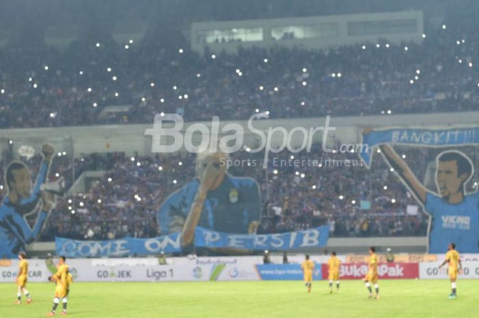  Koreo keren bobotoh saat Persib menumbangkan Mitra Kukar pada pekan ketiga Liga 1 2018 di Stadion GBLA, Kota Bandung, 8 Maret 2018.  