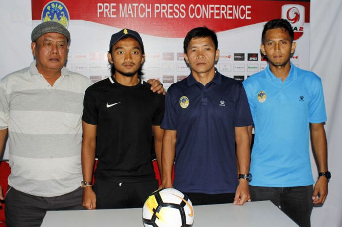 Pelatih PSIM Yogyakarta, Bona Simanjuntak (kedua dari kanan) bersama striker Ismail Haris (paling kanan) dalam sesi konferensi pers yang juga dihadiri pelatih Persiwa Wamena, Suimin Diharja (paling kiri), dan gelandang Taufik Febrianto (kedua dari kiri).