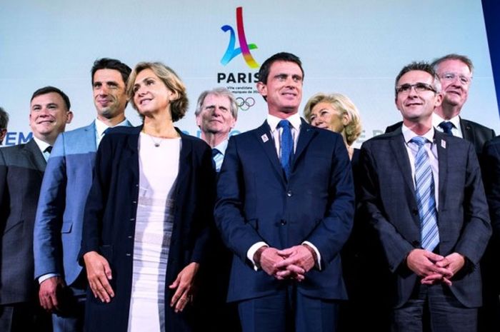 Perdana Mentri Prancis, Manuel Valls (tengah), berfoto bersama ofisial pencalonan Paris sebagai tuan rumah Olimpiade 2014 di Le Bourget, Paris, pada 7 Oktober 2016.