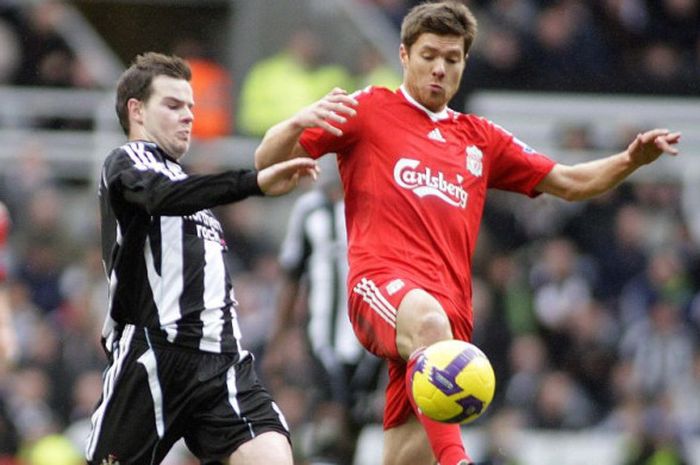   Gelandang Newcastle United, Danny Guthrie, berduel lawan pemain Liverpool, Xabi Alonso, pada laga Liga Inggris di St James Park, Newcastle, 28 Desember 2008.  