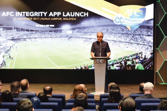 Presiden AFC,  Shaikh Salman bin Ebrahim Al Khalifa, berpidato dalam acara peluncuran AFC Integrity Mobile App di Kuala Lumpur, Malaysia, pada Selasa (21/11/2017).