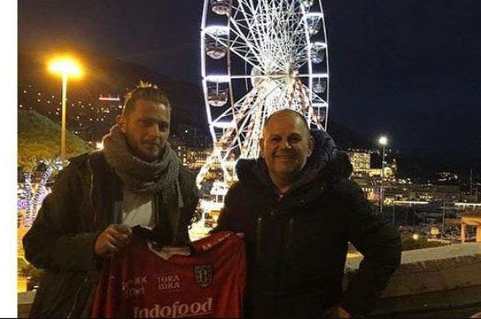 Steven Paulle menenteng jersey Bali United bersama Guy.