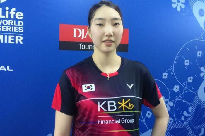 Pebulu tangkis tunggal putri Korea Selatan, Sung Ji-hyun, berfoto di area mixed zone setelah memenangi pertandingan babak kedua BCA Indonesia Open Superseries Premier 2016 melawan Liang Xiaoli (Singapura), 21-17, 21-19, di Istora Gelora Bung Karno, Senayan, Jakarta, Kamis  (2/6/2016).