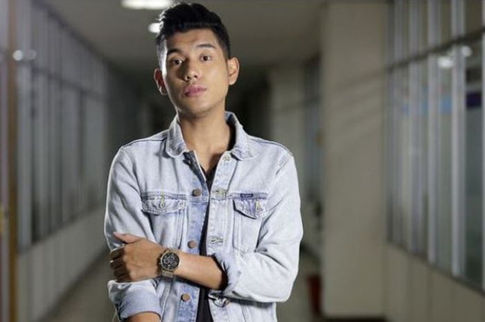 Penyanyi Aziz Hayat atau yang dikenal dengan nama panggung Jaz, berpose saat mengunjungi kantor redaksi Kompas.com di Jakarta, Jumat (9/6/2017). Ia tengah mempromosikan single ke-2 berjudul Kasmaran.