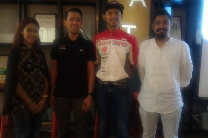 Haryo Putro, Race Director Mini Triathlon (kanan), pebalap Moto2, Dimas Ekky Pratama (kedua dari kanan) dan Ketua Umum Triathlon Buddies, Chaidir Akbar (kedua dari kiri) dalam jumpa pers Mini Triathlon di fx Sudirman, Jakarta Selatan, pada Kamis (25/1/2018).
