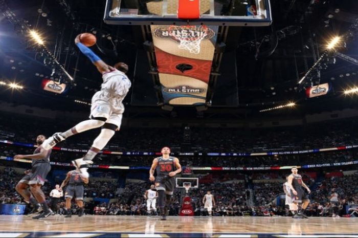 LeBron James (seragam putih) saat berusaha melakukan dunk dalam laga NBA All Star 2017 yang digelar di New Orleans