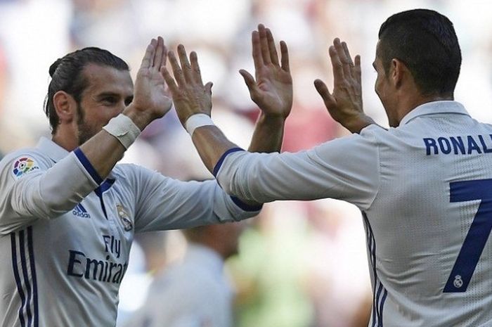 Dua pemain bintang Real Madrid, Gareth Bale (kiri) dan Cristiano Ronaldo, merayakan gol ke gawang Eibar, dalam lanjutan La Liga di Stadion Santiago Bernabeu, Minggu (2/10/2016).