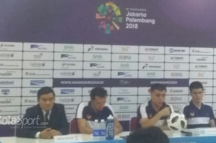 Pelatih dan pemain timnas U-23 Uzbekistan, Khaydarov Rashvan serta Xamrobekov Odiljon saat memberikan keterangan pers pasca laga kontra timnas U-23 Korea Selatan di Stadion Patriot Chandrabhaga, Bekasi, Senin (27/8/2018).