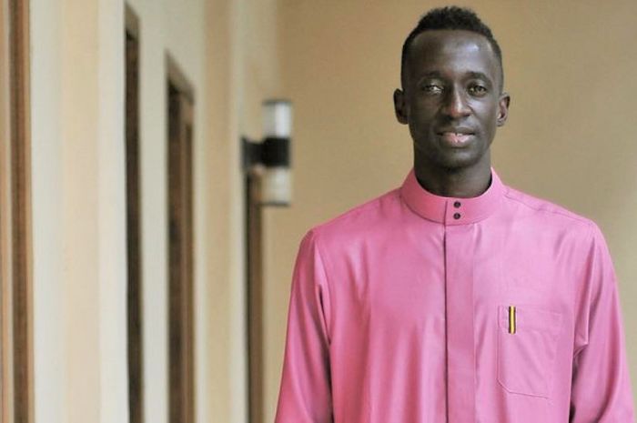 Pemain Sriwijaya FC, Makan Konate saat mengenakan baju gamis