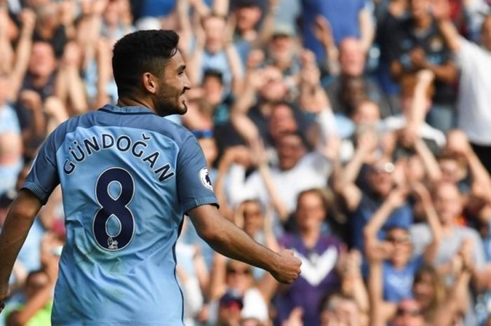 Ilkay Guendogan merayakan gol Manchester City ke gawang AFC Bournemouth pada partai Premier League di Stadion Etihad, Sabtu (17/9/2016).