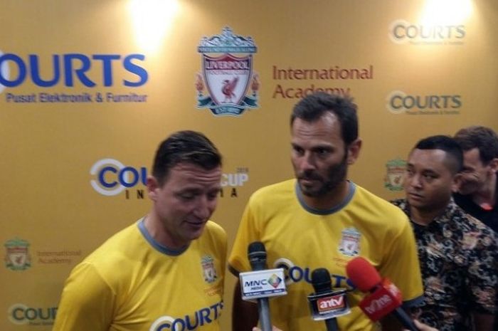 Dua pemain legendaris Liverpool, Vladimir Smicer (kiri) dan Patrik Berger, menjalani sesi wawancara dengan awak media, di Courts Megastore Kota Harapan Indah, Bekasi, Minggu (27/11/2016). 