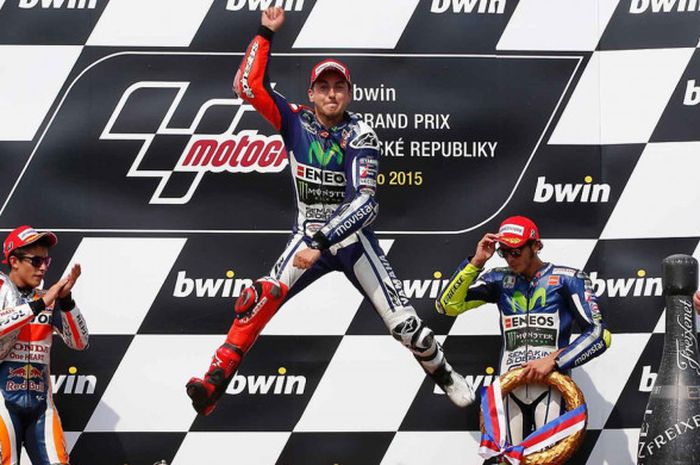 Podium GP Republik Ceska tahun 2015 diisi Marc Marquez (posisi kedua, kiri), Jorge Lorenzo (posisi pertama, tengah), dan Valentino Rossi (posisi kedua, kanan).