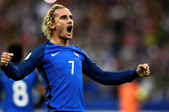 Penyerang tim nasional Prancis, Antoine Griezmann, melakukan selebrasi setelah mencetak gol ke gawang Belanda di laga kualifikasi Piala Dunia 2018 yang berlangsung di Stade de France, Kamis (31/8/2017) waktu setempat.