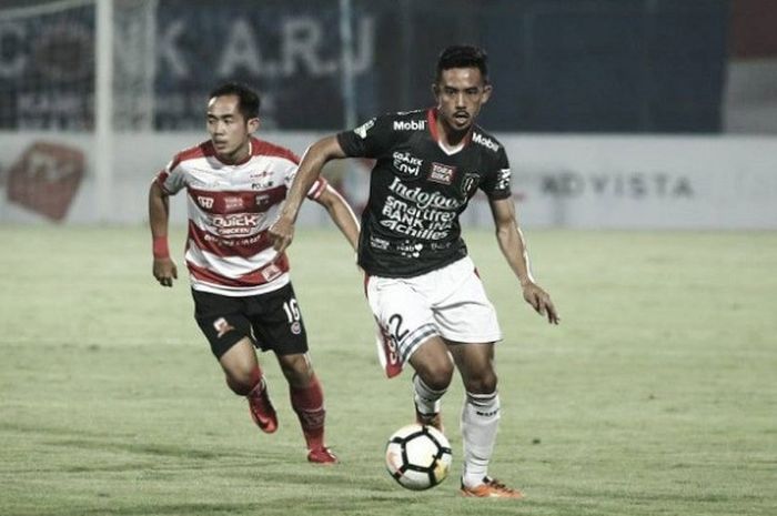 Pemain Bali United, Taufik Hidayat menggiring bola saat laga melawan Madura United di Stadion Gelora Ratu Pamelingan, Minggu (3/6/2018).