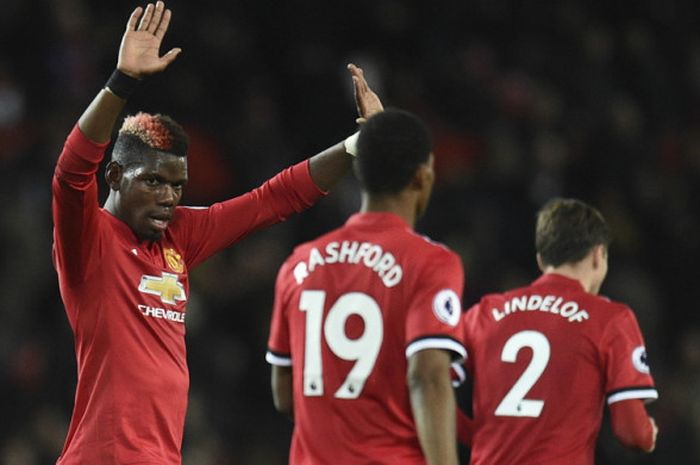 Selebrasi gelandang Manchester United, Paul Pogba (kiri), seusai mencetak gol ke gawang Newcastle United dalam laga Liga Inggris 2017-2018 di Stadion Old Trafford, Manchester, Inggris, pada Sabtu (18/11/2017).