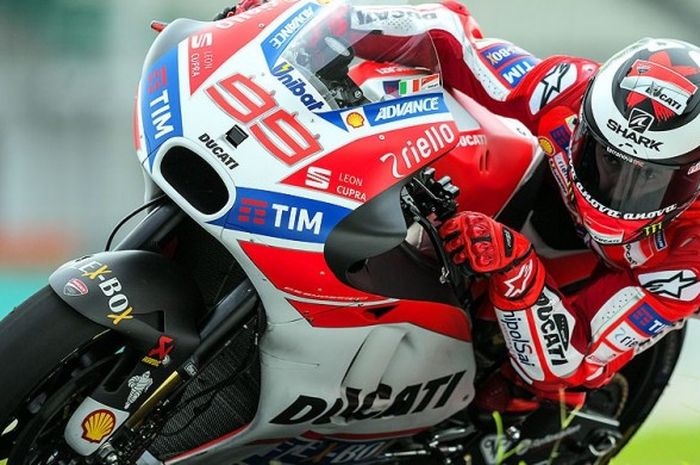 Pebalap tim Ducati, Jorge Lorenzo, memacu motornya dalam sebuah tikungan di hari terakhir tes pra-musim MotoGP di Sirkuit Sepang, Malaysia, pada 1 Februari 2017.