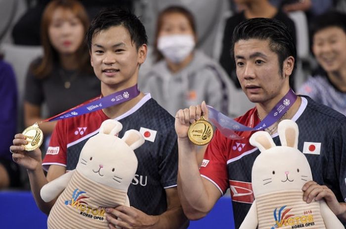 Pasangan ganda putra Jepang, Hiroyuki Endo/Yuta Watanabe, berpose dengan medali emas yang didapat sebagai juara Korea Open 2018 di SK Handball Stadium, Minggu (30/9/2018).