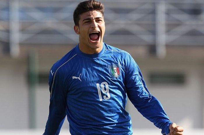 Aksi selebrasi gol Riccardo Orsolini untuk timnas Italia U-20 setelah menjebol gawang Swiss dalam turnamen junior di Seregno, Italia, 11 Oktober 2016.