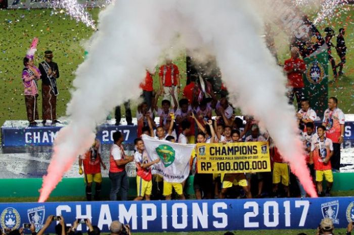 Selebrasi pemain Penajam Utama U-17 seusai mendapatkan trofi juara setelah mengalahkan Persita Tangerang pada final Piala Soeratin U-17 2017 di Stadion Maguwoharjo, Sleman, 28 Oktober 2017. 