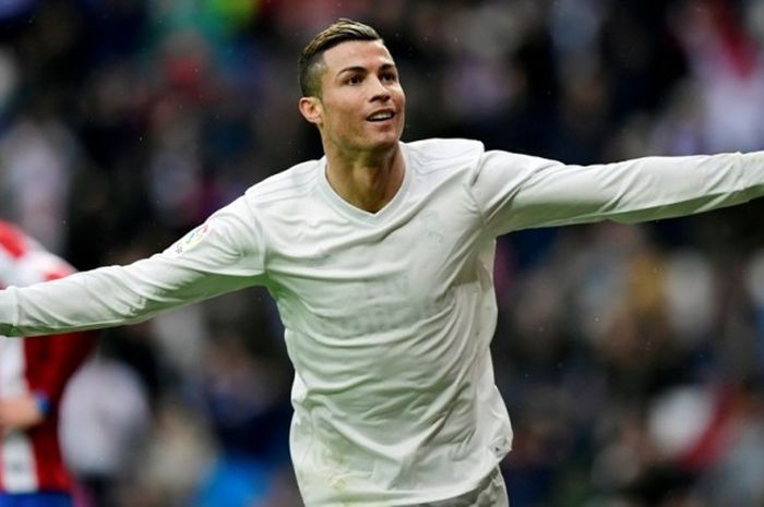 Ikon Real Madrid, Cristiano Ronaldo, merayakan gol yang dia cetak ke gawang Sporting Gijon dalam pertandingan La Liga di Stadion Santiago Bernabeu, Madrid, Spanyol, 26 November 2016.