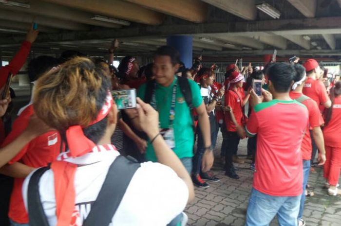 Pemain timnas Indonesia saat turun dari bus menjelang duel melawan Thailand di Stadion Shah Alam, 15 Agustus 2017.